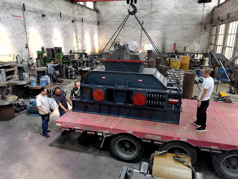 2PGY1208半自動(dòng)液壓對(duì)輥破碎機(jī)發(fā)貨 發(fā)往吉林