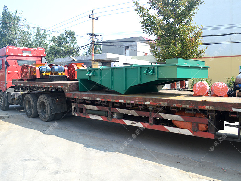 兩臺(tái)小型對(duì)輥破碎機(jī)和直線振動(dòng)篩發(fā)往江蘇南通處理硅石