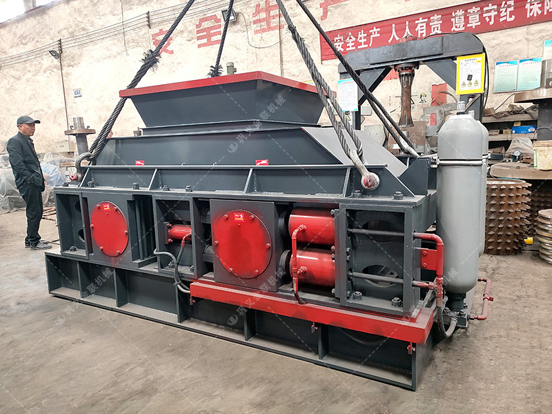 大型全自動液壓對輥破碎機發(fā)貨圖片