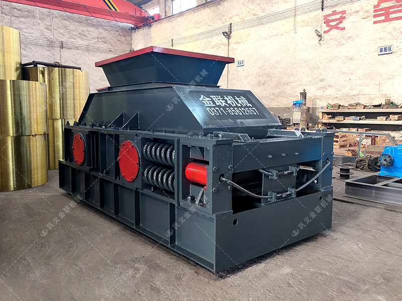 大型對輥破碎機發(fā)往湖北河卵石制砂